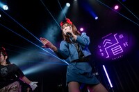 「幸福ミュージック」をパフォーマンスする眉村ちあき。