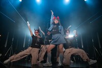 ダンサーとパフォーマンスする眉村ちあき。