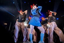 ダンサーとパフォーマンスする眉村ちあき。