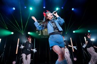 ダンサーとパフォーマンスする眉村ちあき。