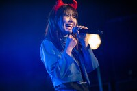 にっこり笑う眉村ちあき。