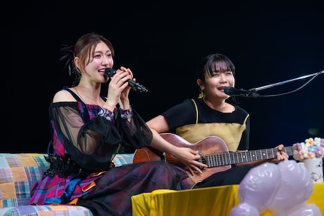 「日記」でデュエットする小林歌穂と吉澤嘉代子。