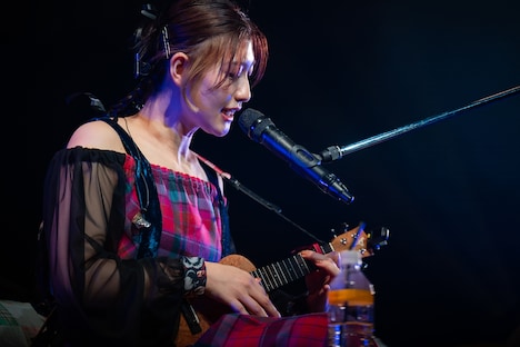 ウクレレ弾き語りを披露する小林歌穂。