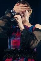 顔を隠す小林歌穂。