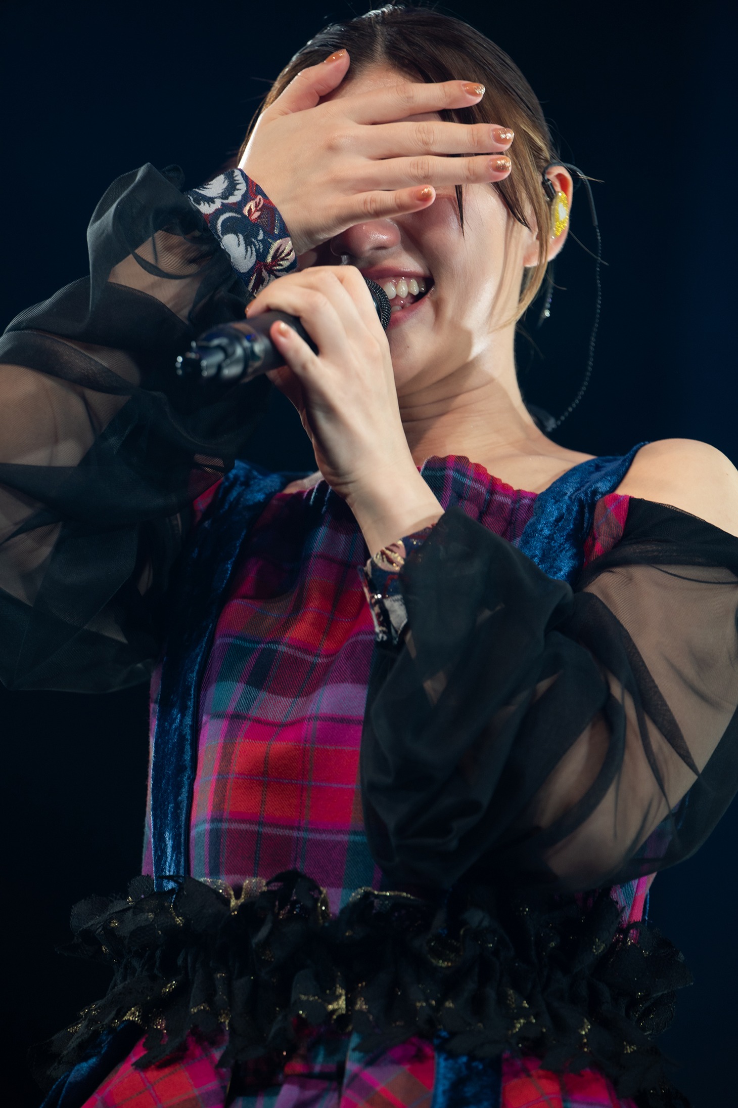 顔を隠す小林歌穂。