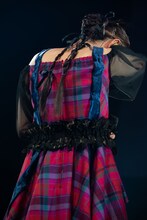 後ろを向く小林歌穂。