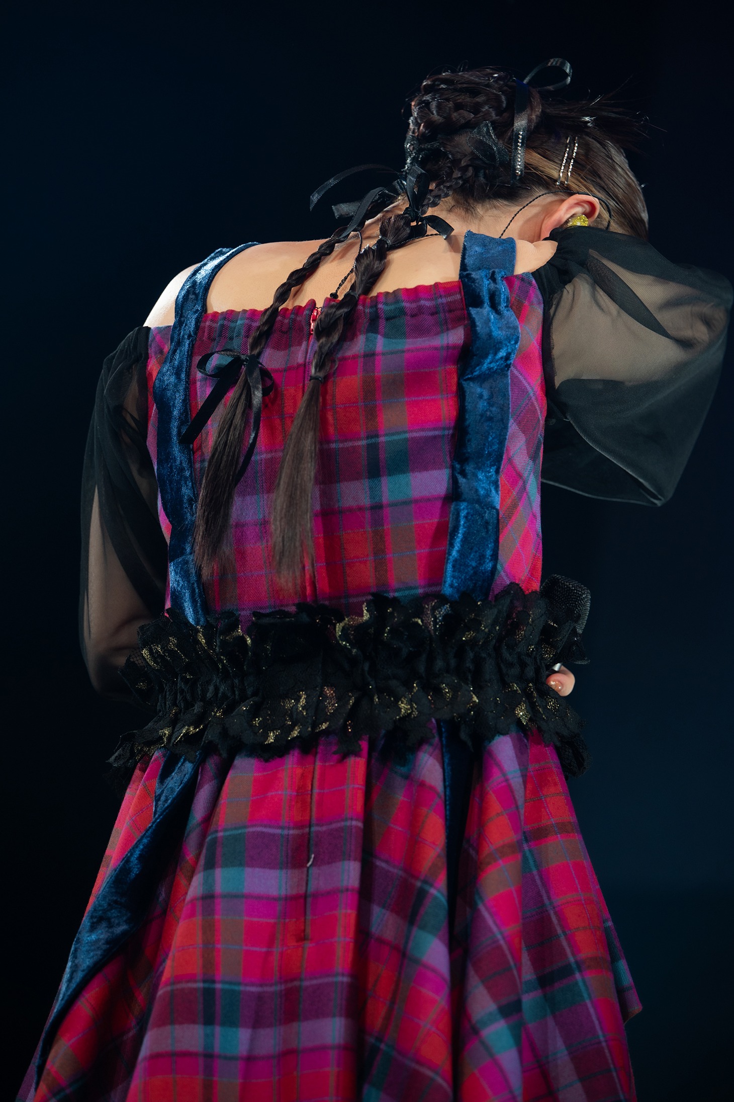 後ろを向く小林歌穂。