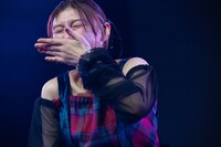 涙ぐむ小林歌穂。