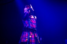 「ぐらりぐら想い」を披露する小林歌穂。