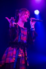 「ぐらりぐら想い」を披露する小林歌穂。