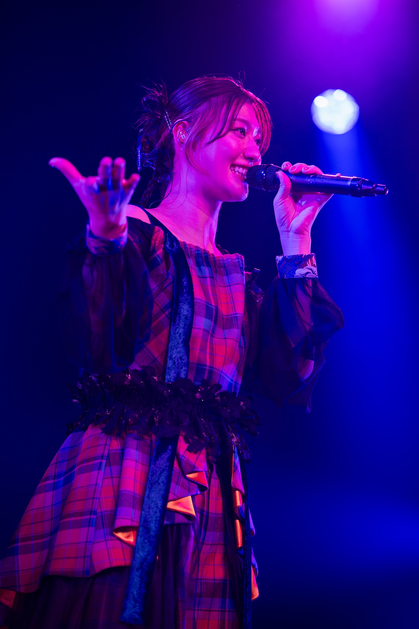 「ぐらりぐら想い」を披露する小林歌穂。