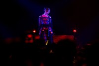 「ぐらりぐら想い」を披露する小林歌穂。