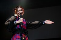 会場をステージとフロアで2つに分ける小林歌穂。