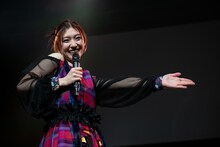 会場をステージとフロアで2つに分ける小林歌穂。