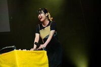 バースデーケーキを運び込む吉澤嘉代子。