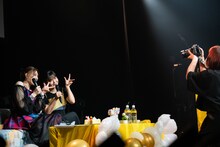 「ケケケ」ポーズで記念撮影する小林歌穂と吉澤嘉代子。