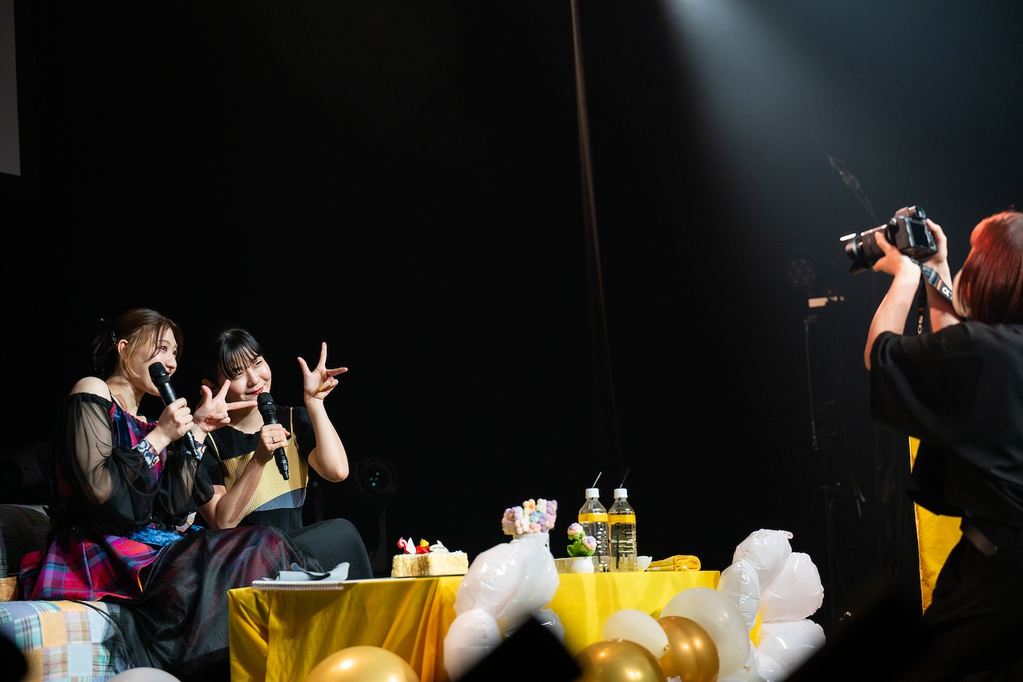 「ケケケ」ポーズで記念撮影する小林歌穂と吉澤嘉代子。