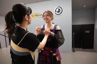本番直前に手をつなぐ吉澤嘉代子（左）と小林歌穂（右）。