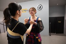 本番直前に手をつなぐ吉澤嘉代子（左）と小林歌穂（右）。