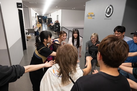 ゲストの吉澤嘉代子、見学に来ていた安本彩花と仲村悠菜、スタッフたちを巻き込んで円陣を組む小林歌穂。