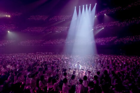 「ロイヤルスウィート」席の通路で歌う佐々木彩夏。（撮影：上飯坂一）