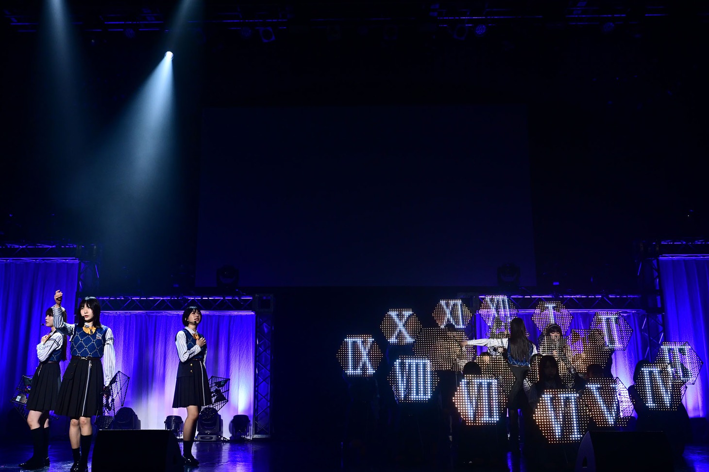 “ハンディビジョンLED”を持って「暗闇の哲学者」を披露する僕が見たかった青空。