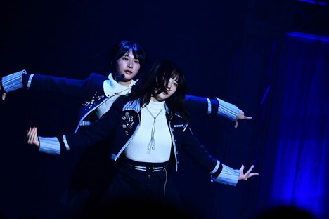 ダンスパフォーマンスを披露する八木仁愛と杉浦英恋。