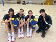 女子バレーボール選手たちと宮世琉弥。 ©TBS