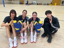 女子バレーボール選手たちと宮世琉弥。 ©TBS