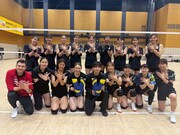 女子バレーボール選手たちと宮世琉弥。 ©TBS