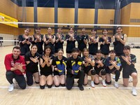 女子バレーボール選手たちと宮世琉弥。 ©TBS