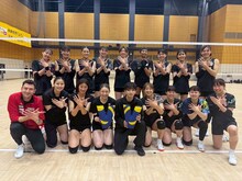 女子バレーボール選手たちと宮世琉弥。 ©TBS