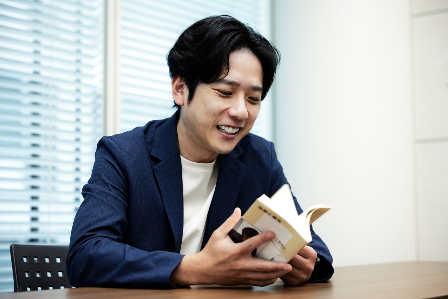 「独断と偏見」のページをめくる二宮和也。（撮影：Sai）