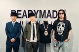 「ETERNAL DREAMCATCHER」を着用したTAKUYA∞(中央)。