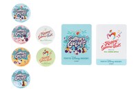 Mrs. GREEN APPLEとコラボレーションした「サマー・クールオフ at Tokyo Disney Resort」の缶バッジ ステッカー付き。©Disney