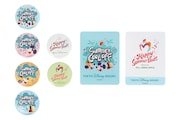 Mrs. GREEN APPLEとコラボレーションした「サマー・クールオフ at Tokyo Disney Resort」の缶バッジ ステッカー付き。©Disney