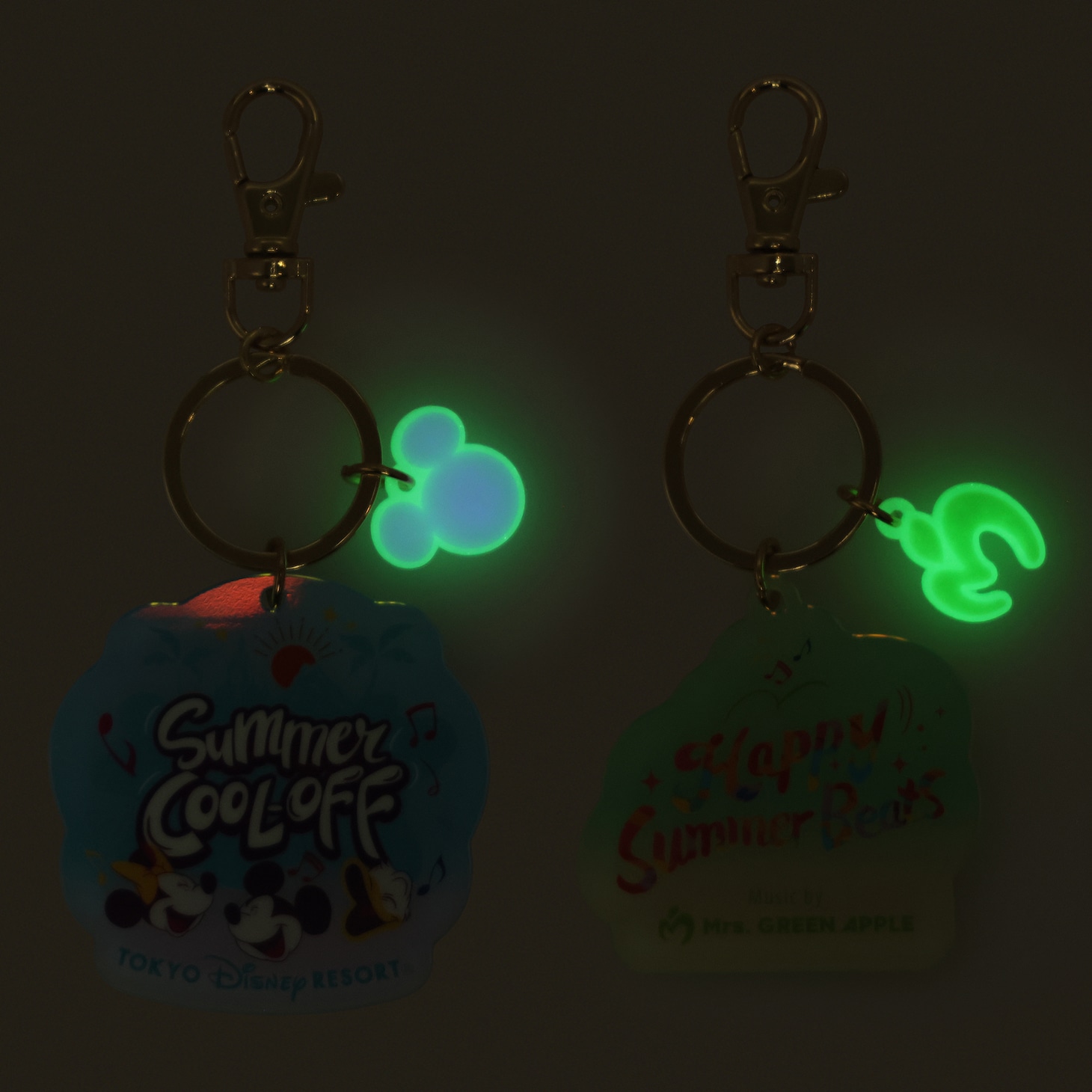 Mrs. GREEN APPLEとコラボレーションした「サマー・クールオフ at Tokyo Disney Resort」のキーチェーンセットのチャームは光る。©Disney