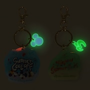Mrs. GREEN APPLEとコラボレーションした「サマー・クールオフ at Tokyo Disney Resort」のキーチェーンセットのチャームは光る。©Disney