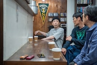 左から古里おさむ、井上陽介、後藤正文。