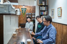 左から古里おさむ、井上陽介、後藤正文。