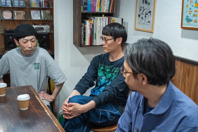 左から古里おさむ、井上陽介、後藤正文。