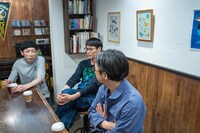 スタジオ論に花を咲かせる古里おさむ、井上陽介、後藤正文。