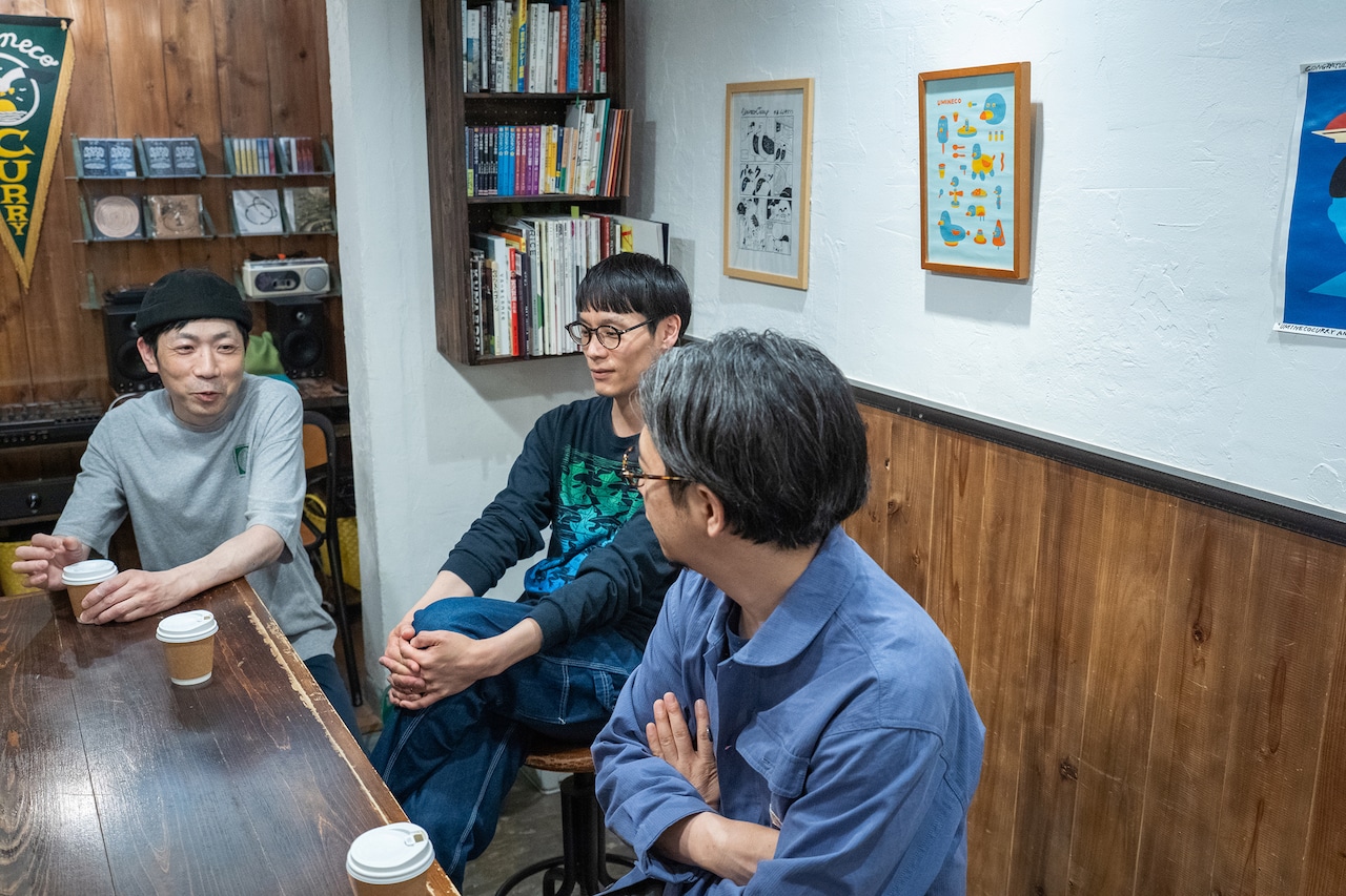 スタジオ論に花を咲かせる古里おさむ、井上陽介、後藤正文。