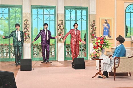 歌を披露する純烈。©︎テレビ朝日