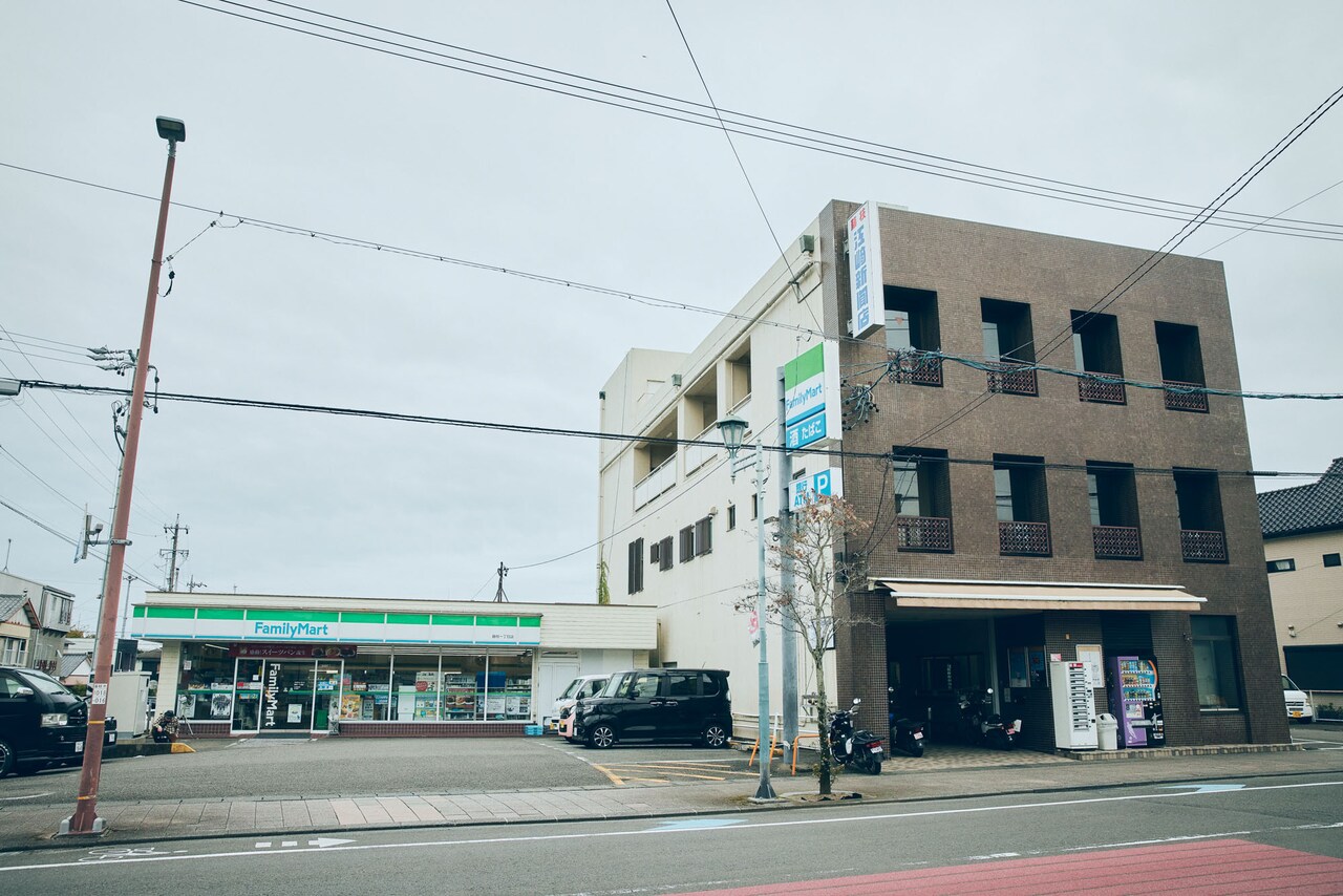 「MUSIC inn Fujieda」のコミュニティスペースとなるビル(写真右)。