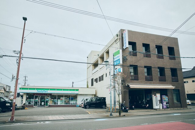 「MUSIC inn Fujieda」のコミュニティスペースとなるビル（写真右）。