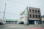 「MUSIC inn Fujieda」のコミュニティスペースとなるビル(写真右)。