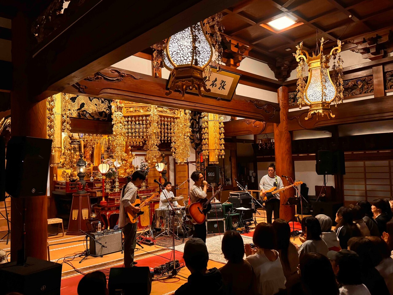 大慶寺でパフォーマンスをするGotchバンド。