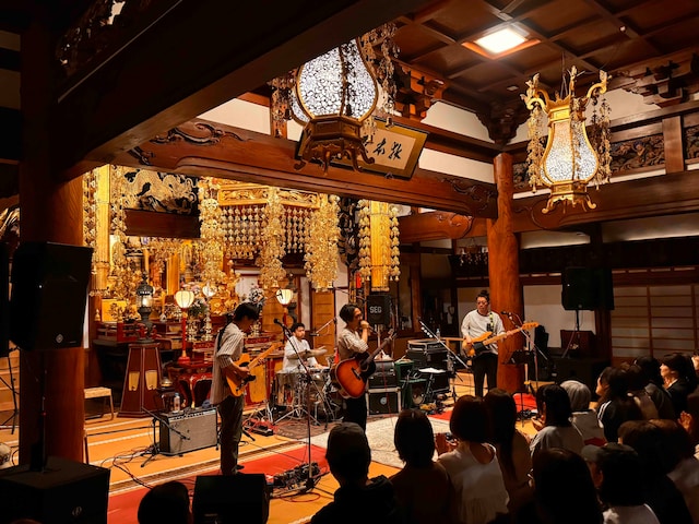 大慶寺でパフォーマンスをするGotchバンド。