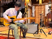 大慶寺でギターを弾く井上陽介（Turntable Films）。